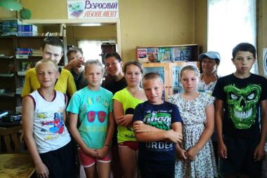 Дети в сельской библиотеке на занятии детского писателя Веры Линьковой