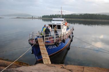 Корабль "Рассвет" доставил участников фестиваля по Белому морю на острова Кузова (в рамках этнокультурной программы фестиваля)
